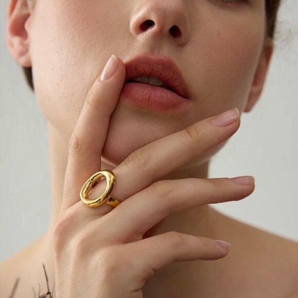 NWT Statement Chunky Oval Cut-Out Ring Sz.7 18K Gold Plated - Picture 1 of 11